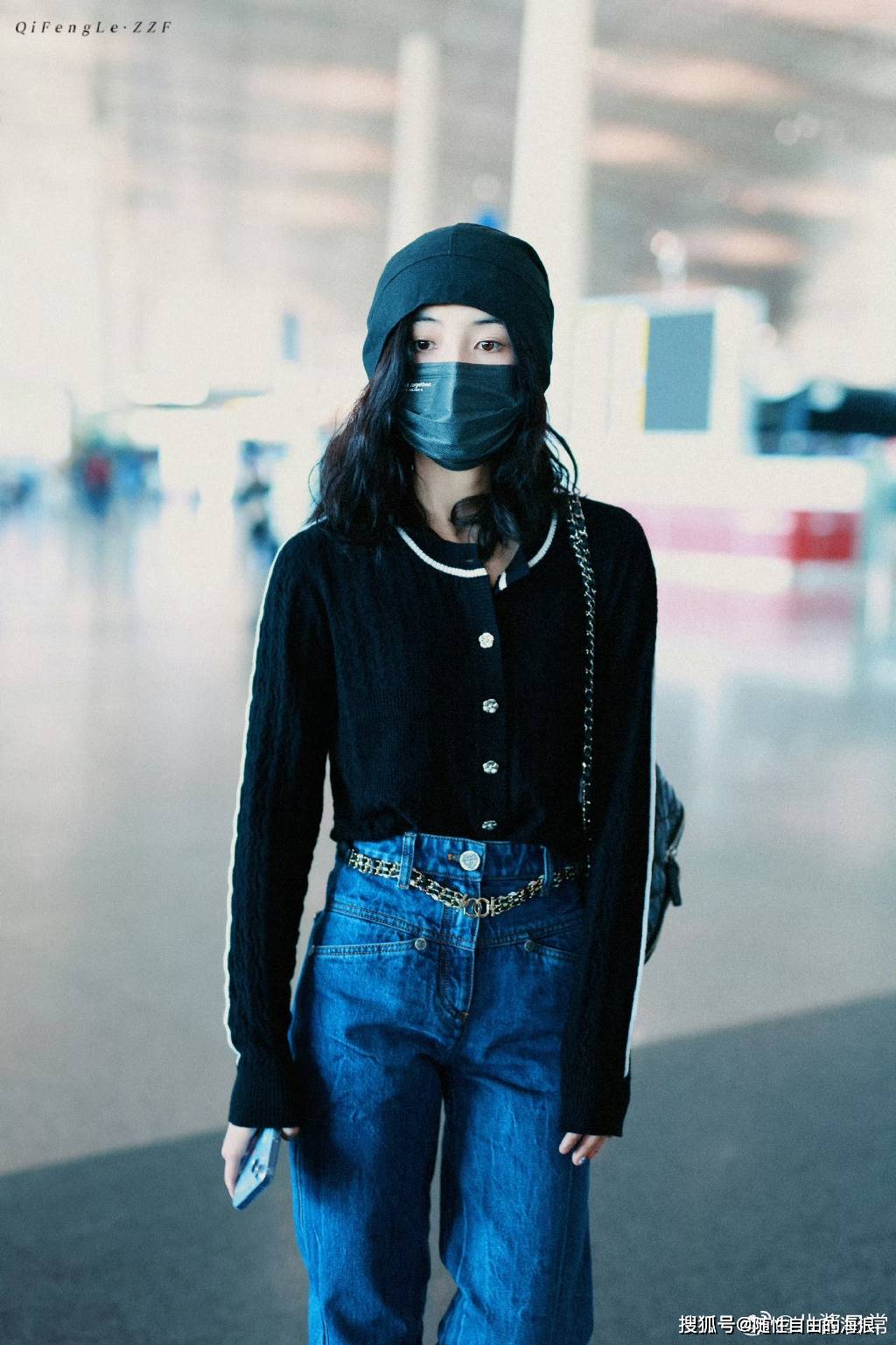 王一博,张子枫出发机场路透,都是参加巴黎时装周活动,男帅女美啊_黑色