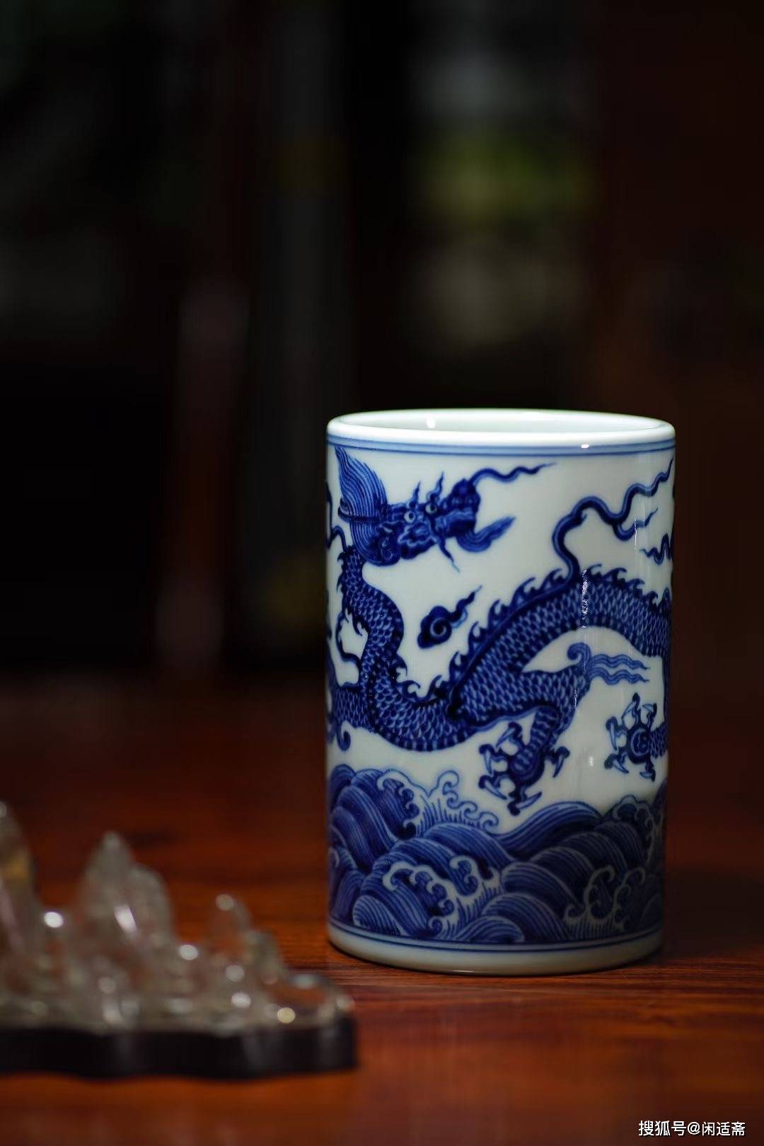 锦玉清韵,名家作品,仿明永宣风格青花海水云龙纹笔筒_画面_器物_历史