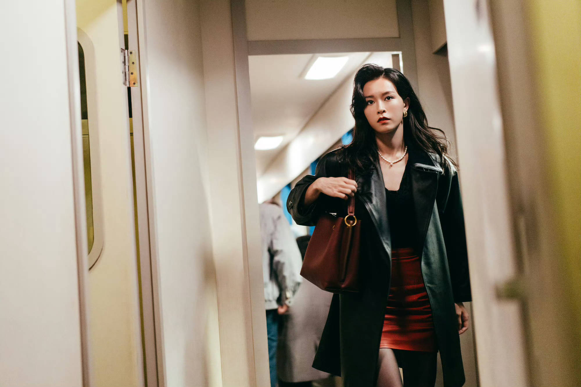 《93国际列车大劫案:莫斯科行动》文咏珊美艳换装不是美艳"恋爱脑"