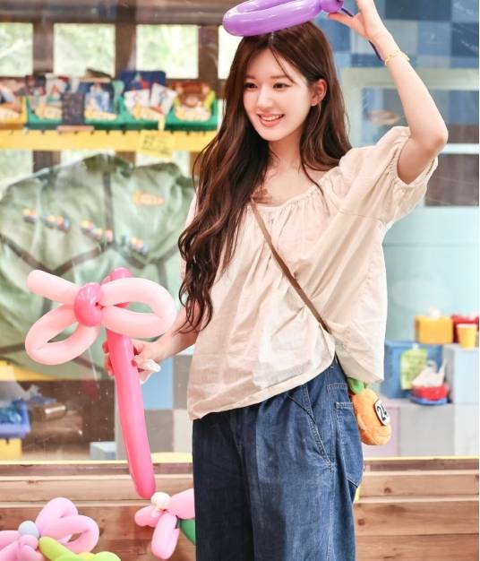 曝李宏毅疑似同居恋爱,女方与绯闻女友赵露思外形相像,本人回应_女子