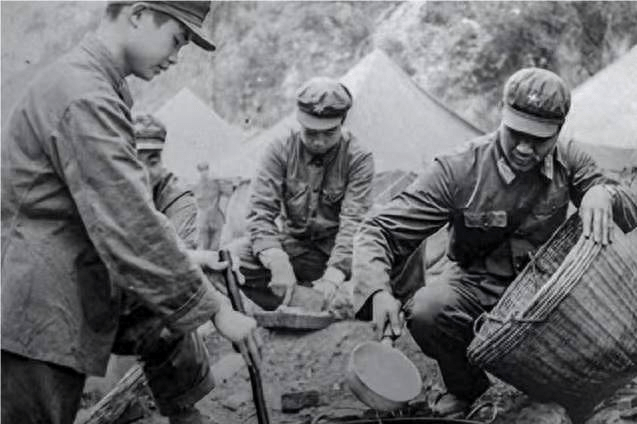 表面炊事兵,实际扫地僧,细数我军既能颠大勺又能杀敌的炊事英雄_庞