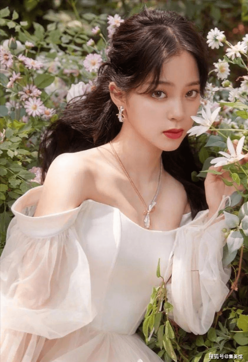 37岁欧阳娜娜,性感饱满娇艳四溢!_演技_音乐_时尚