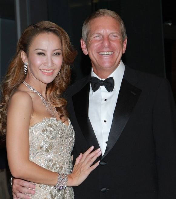 网友香港偶遇李玟老公外出用餐 李玟妈妈此前痛斥其婚内出轨_bruce