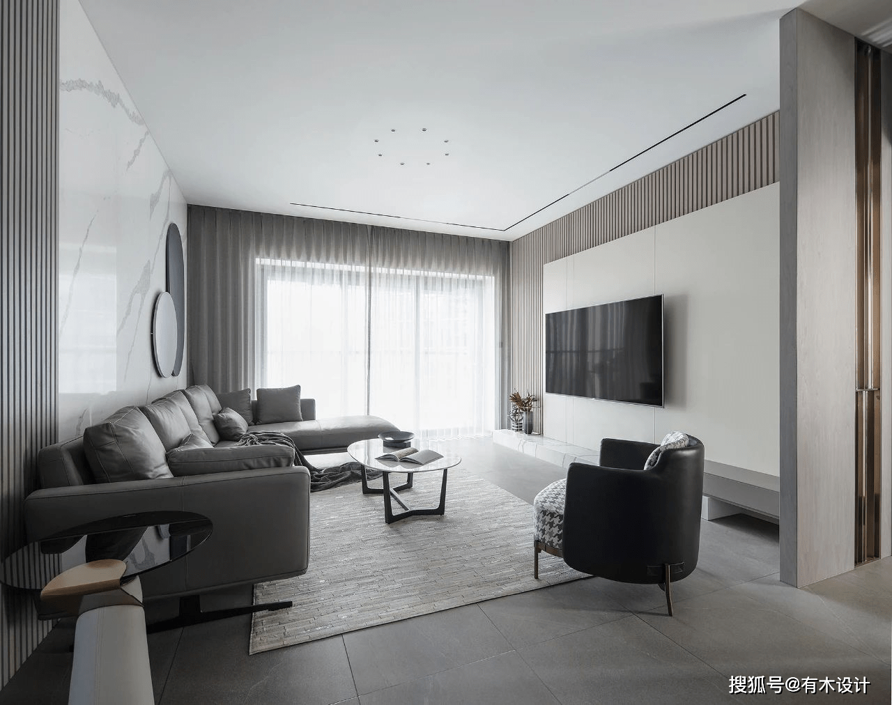 色l型真皮沙发,搭配浅灰色窗帘和浅灰咖色几何图案地毯,在浅灰色地砖