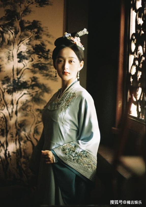 从何泓姗自己发布的剧照来看,这部电影的剧情和角色造型都非常吸引人.