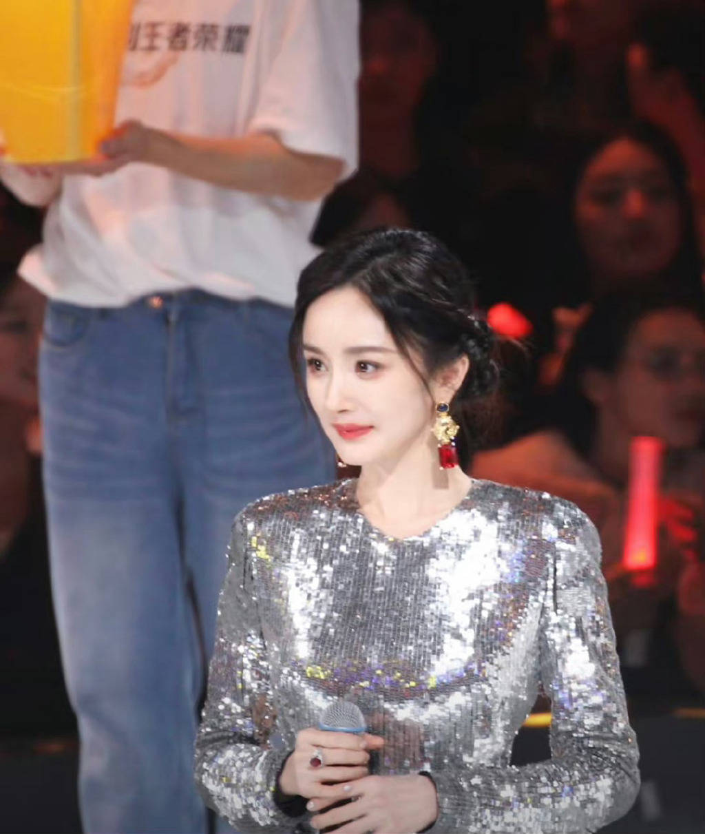 37岁杨幂参加活动引网友起哄,9年的时间好像没有给杨幂留下任何痕迹!