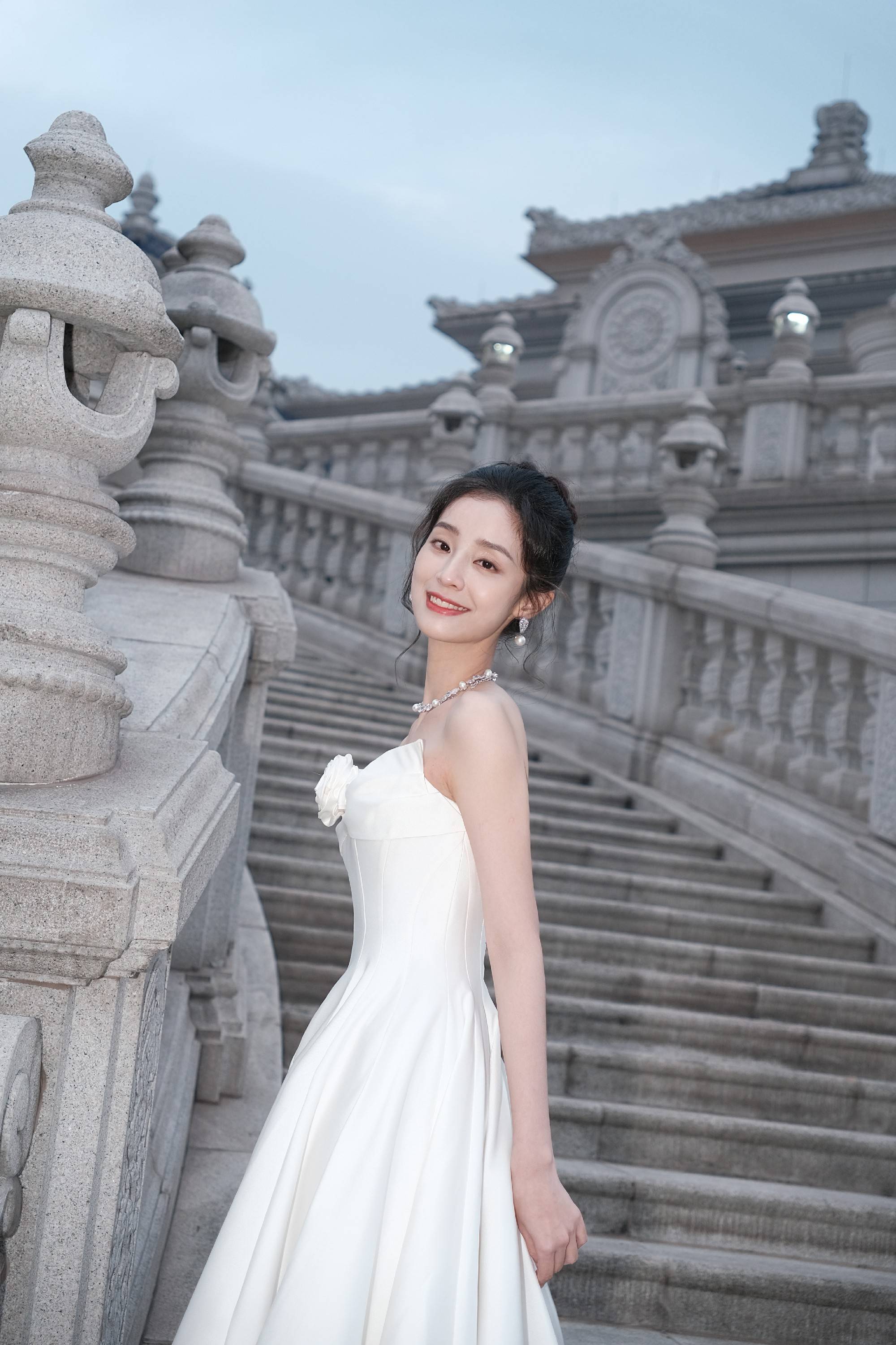 龚婉怡惊艳亮相"文荣奖",身穿高定礼服,诠释女性纯粹之美_青年_横店