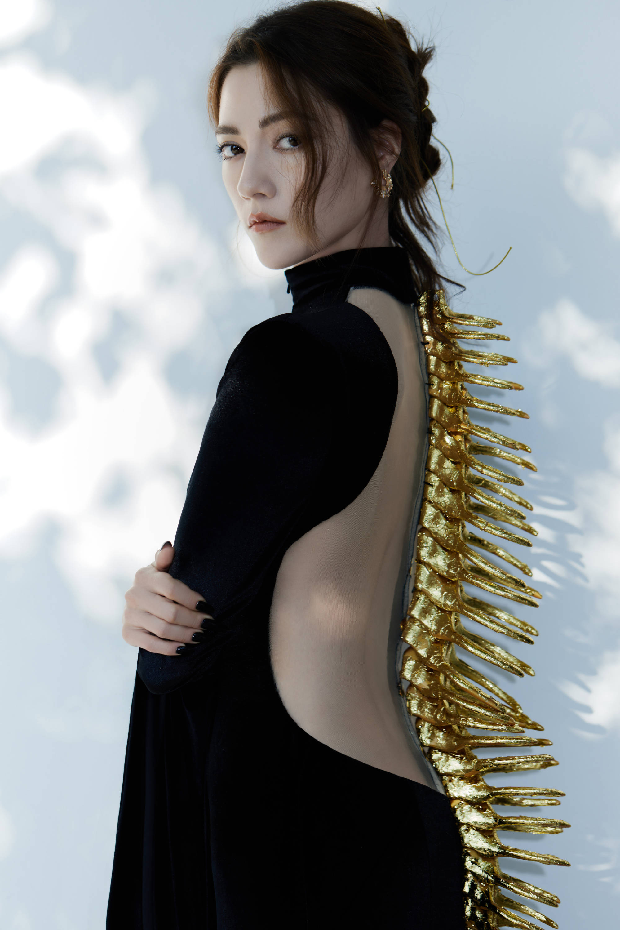 娜然“金色骨尾”造型又美又飒！眉眼藏锋气场全开-搜狐大视野-搜狐新闻