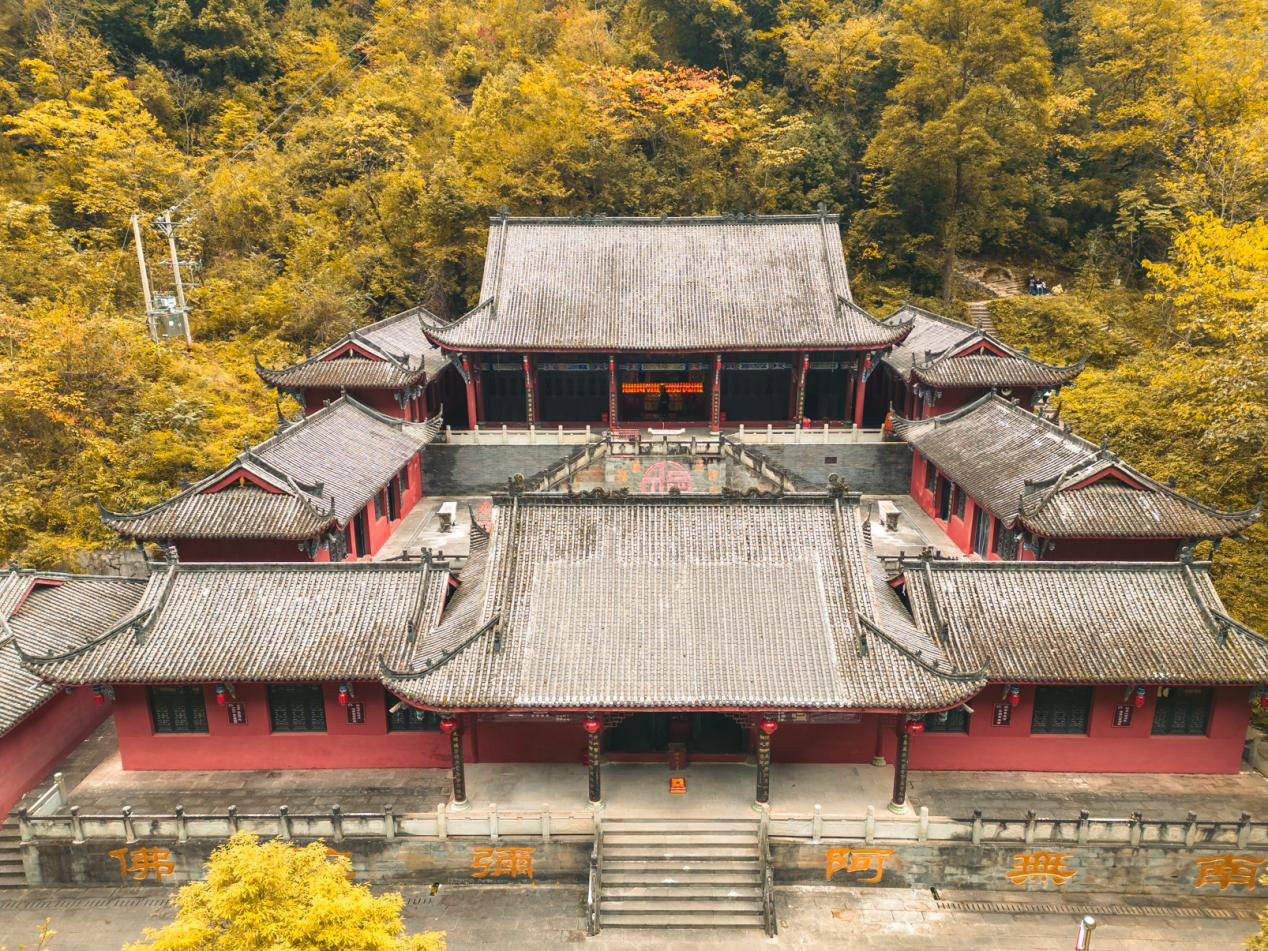 红墙金瓦,清幽寂静,历史悠久的感灵寺非常具有古老气息,且自带禅意,一