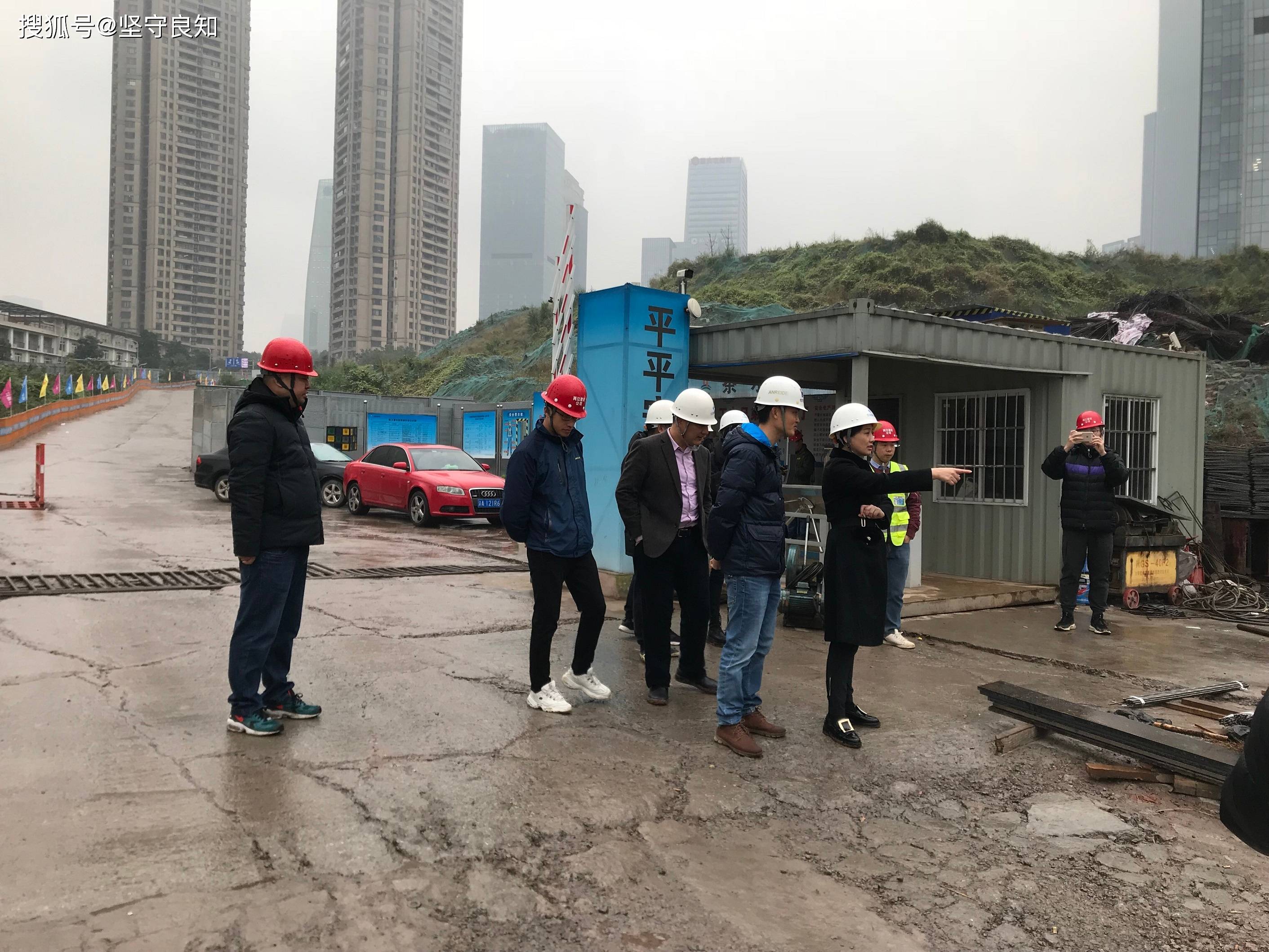 7,江北区人大代表穆军督查主体结构施工进度10月27日,重庆首个滨江