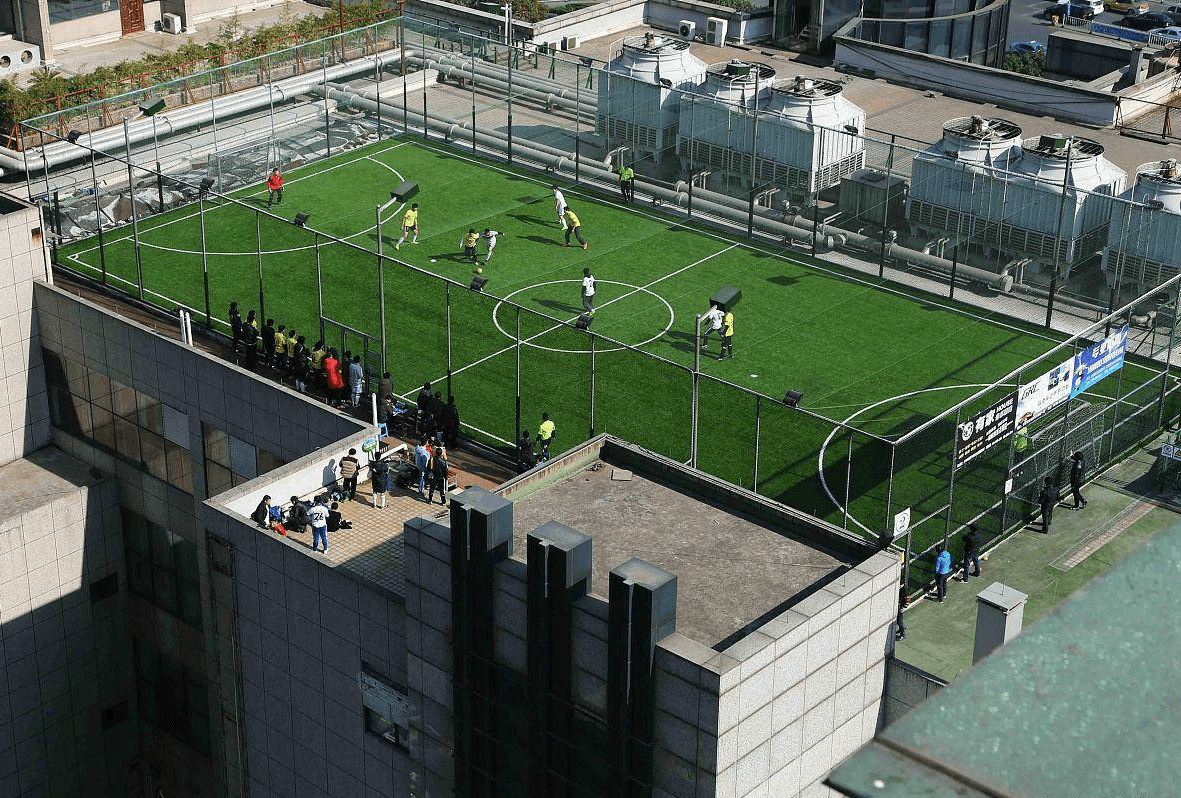 如何打造理想的楼顶足球场人造草坪?_材料_排水_性能