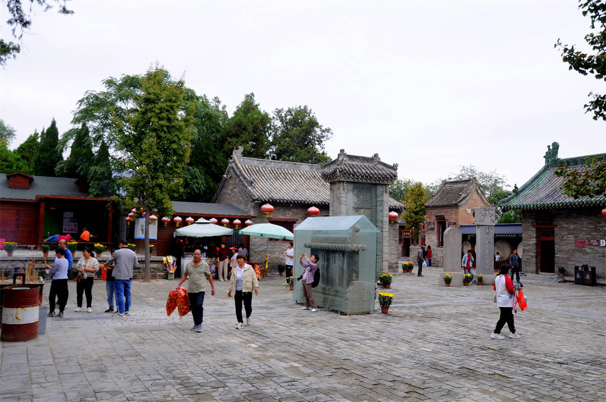 大伾山景区是集儒,道,佛于一体的众多庙宇,门票50元/人.