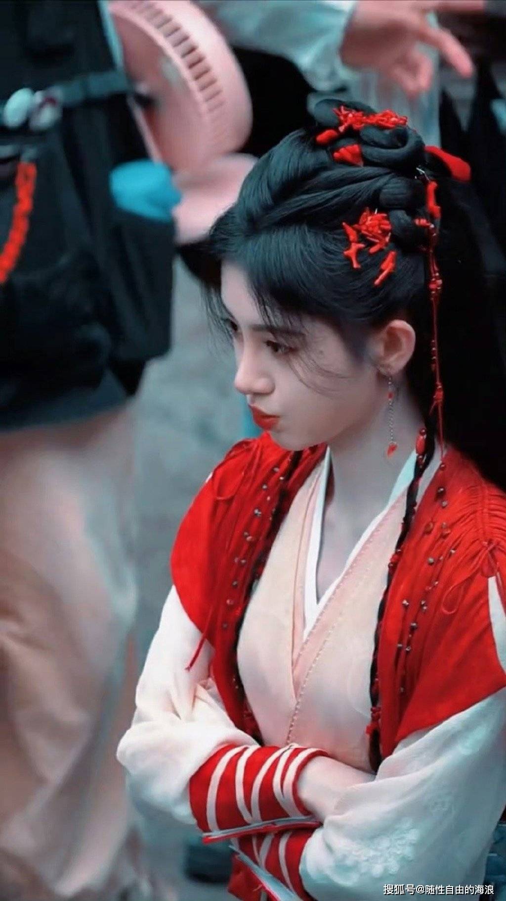 云天河的身世一起下山,之后又在机缘巧合之下遇到了柳梦璃与慕容紫英