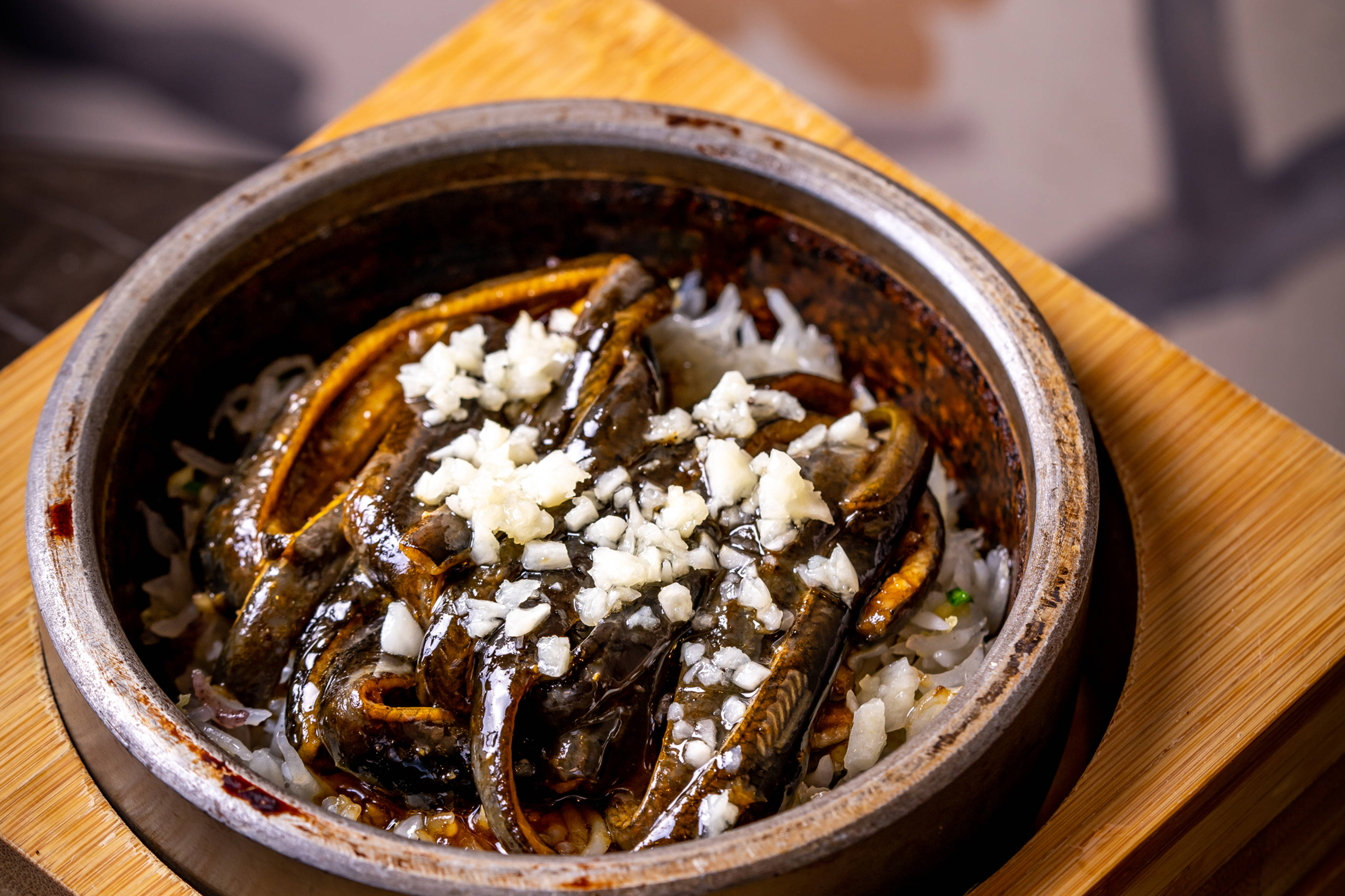 这道菜是在淮扬菜传统名菜淮安炒软兜的基础上进行改良升级,配上001