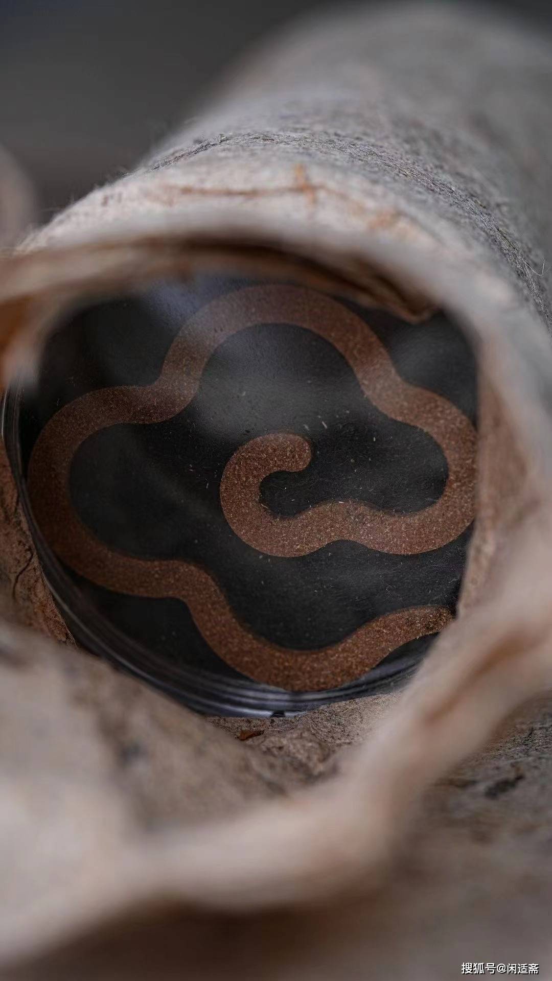 欢迎关注,每日更新家居空间雅器雅室清供,太湖石梅鹿纹聚宝盆艺术珍品