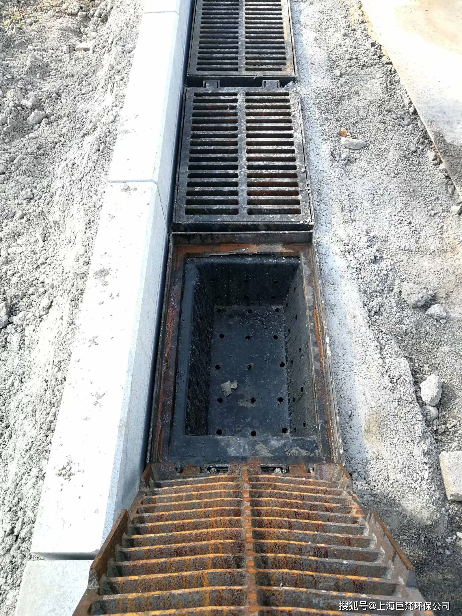 雨水截污挂篮装置特点1,清理方便,可以使沉淀物和格栅拦截物都落进