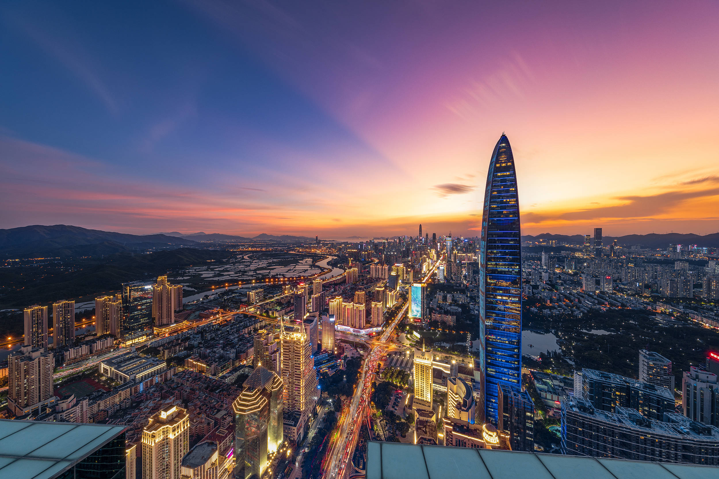 一衣带水,山水相连,人文相亲,经济相融,是港人最为熟悉的深圳城区之一