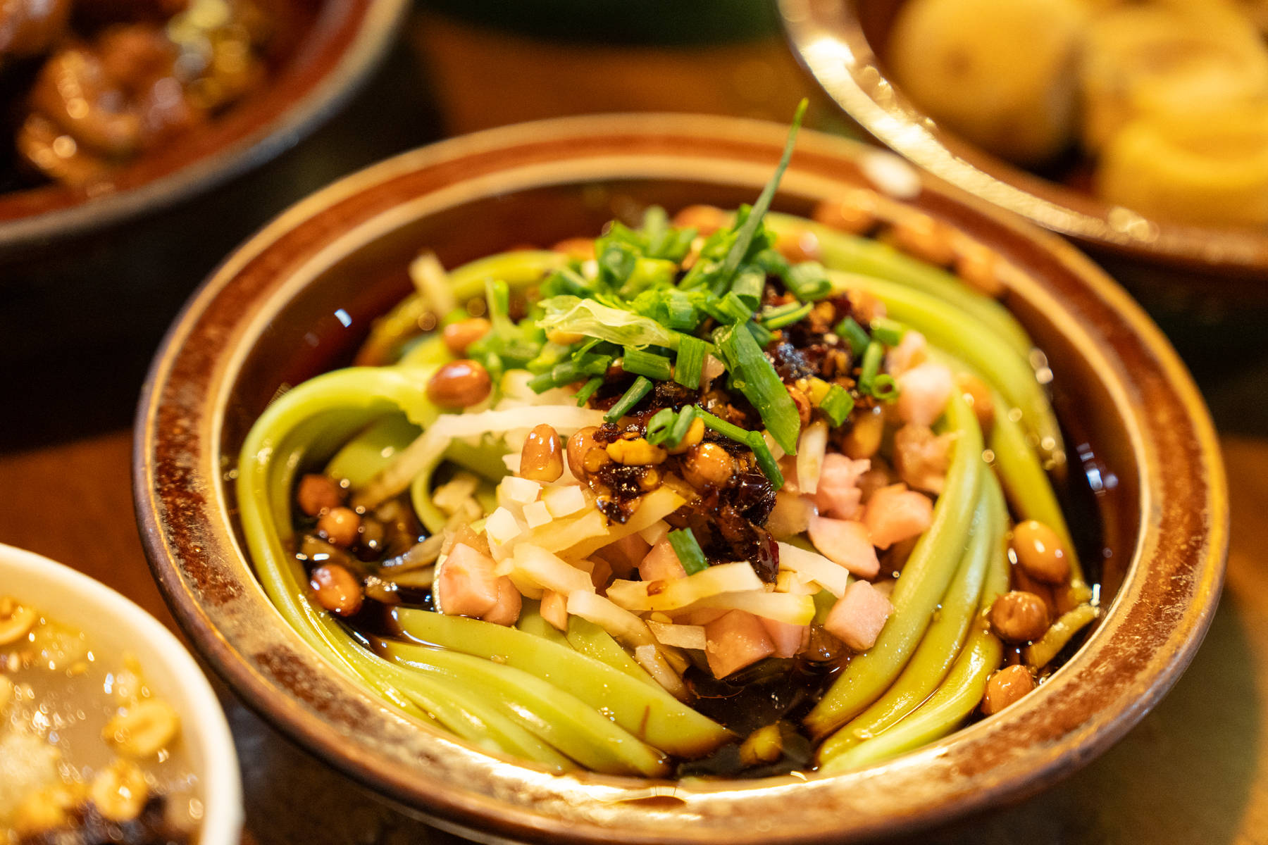 米豆腐,青岩的米豆腐用绿豆粉和各种蔬菜调和在一起,色泽嫩绿,搭配上