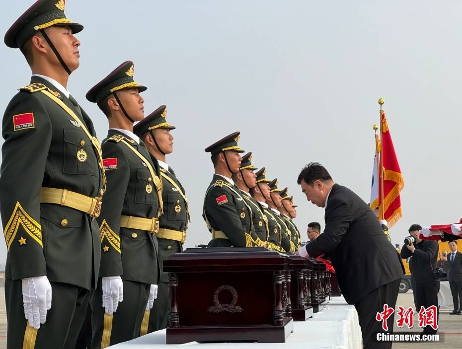 中国礼兵手捧烈士棺椁登上运20专机_邢海明_国旗_仁川
