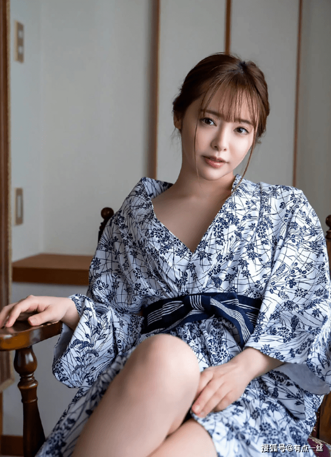 可爱的小仓由菜不仅拥有出色的外貌,还有着充满魅力的个性,她总是保持