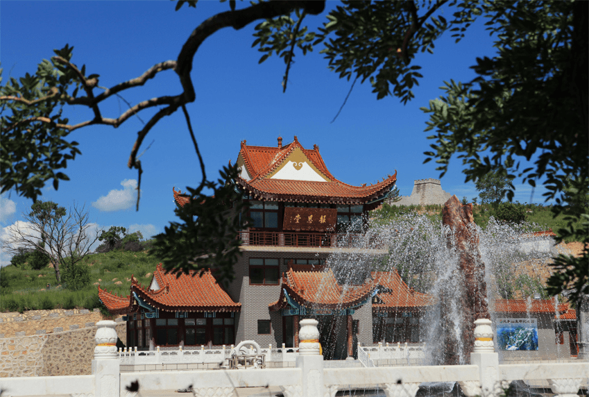 赤城鳳凰山陵園位於河北省張家口市赤城縣陵園路,毗鄰北京,雖地處山野