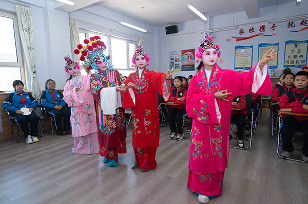 们上了一节生动的戏曲课,普及戏曲知识,让学生了解戏曲的种类和行当