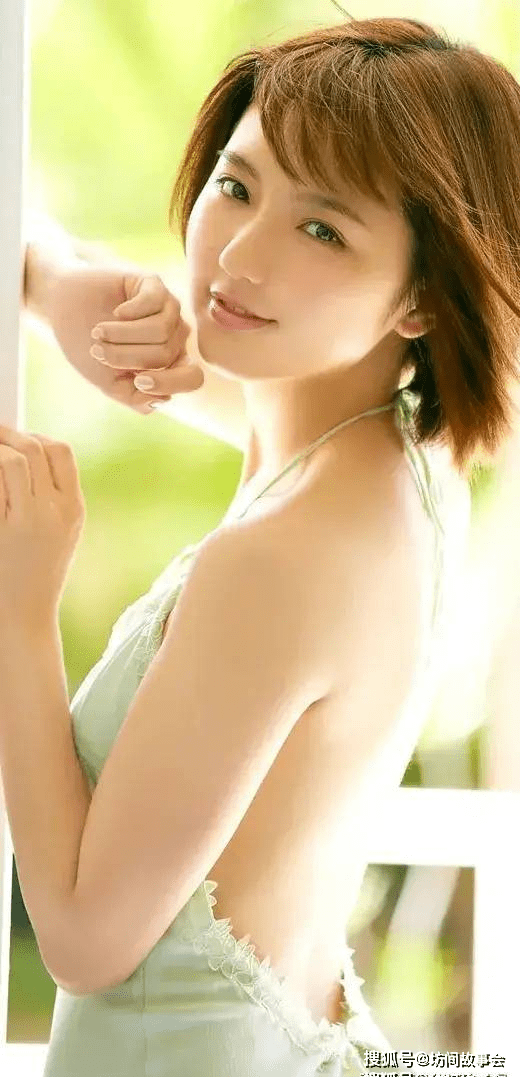 火辣身材,又纯又欲!顶级清纯美女真野惠里:魅力四射, 深深吸引娱乐圈