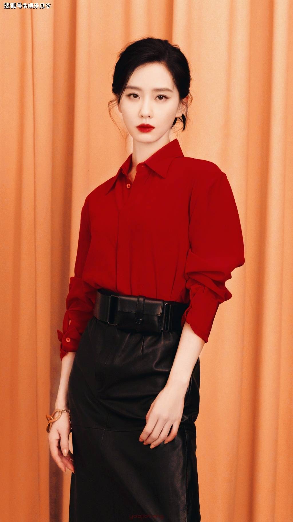 刘诗诗红衫皮裙美晕了,宛如烈焰玫瑰-搜狐大视野-搜狐新闻