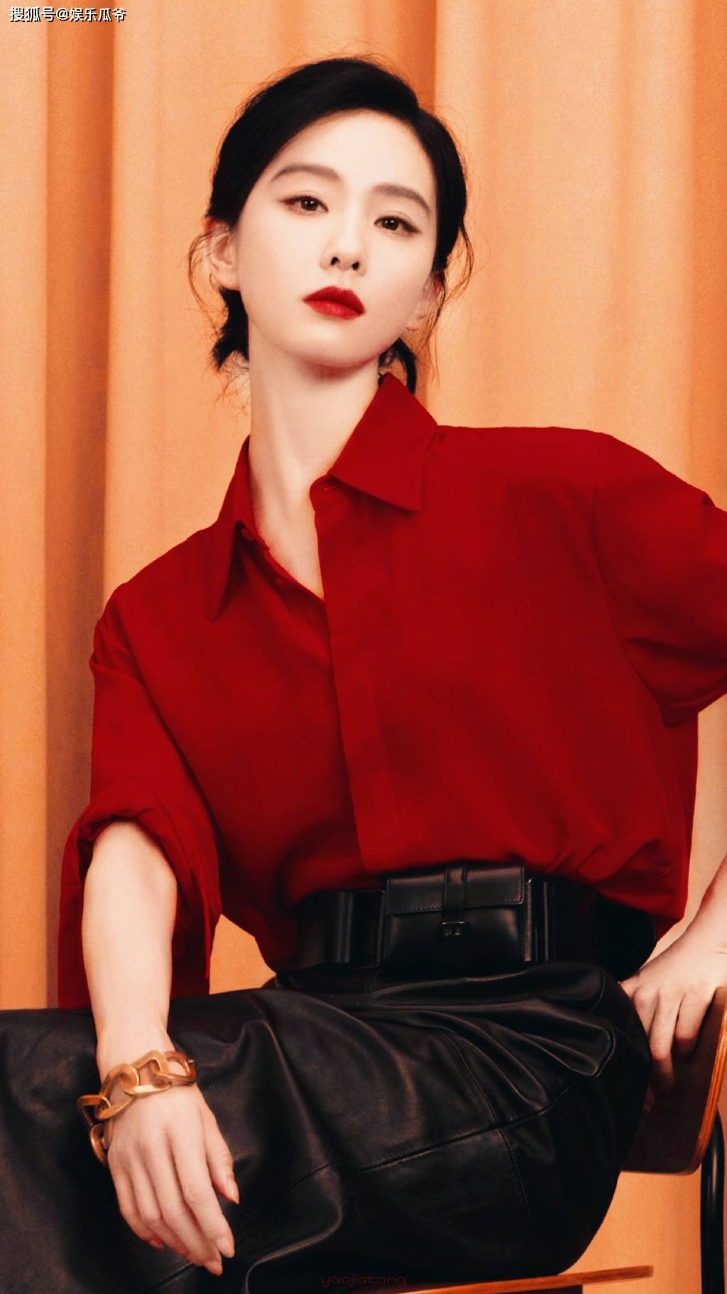 刘诗诗红衫皮裙美晕了,宛如烈焰玫瑰-搜狐大视野-搜狐新闻