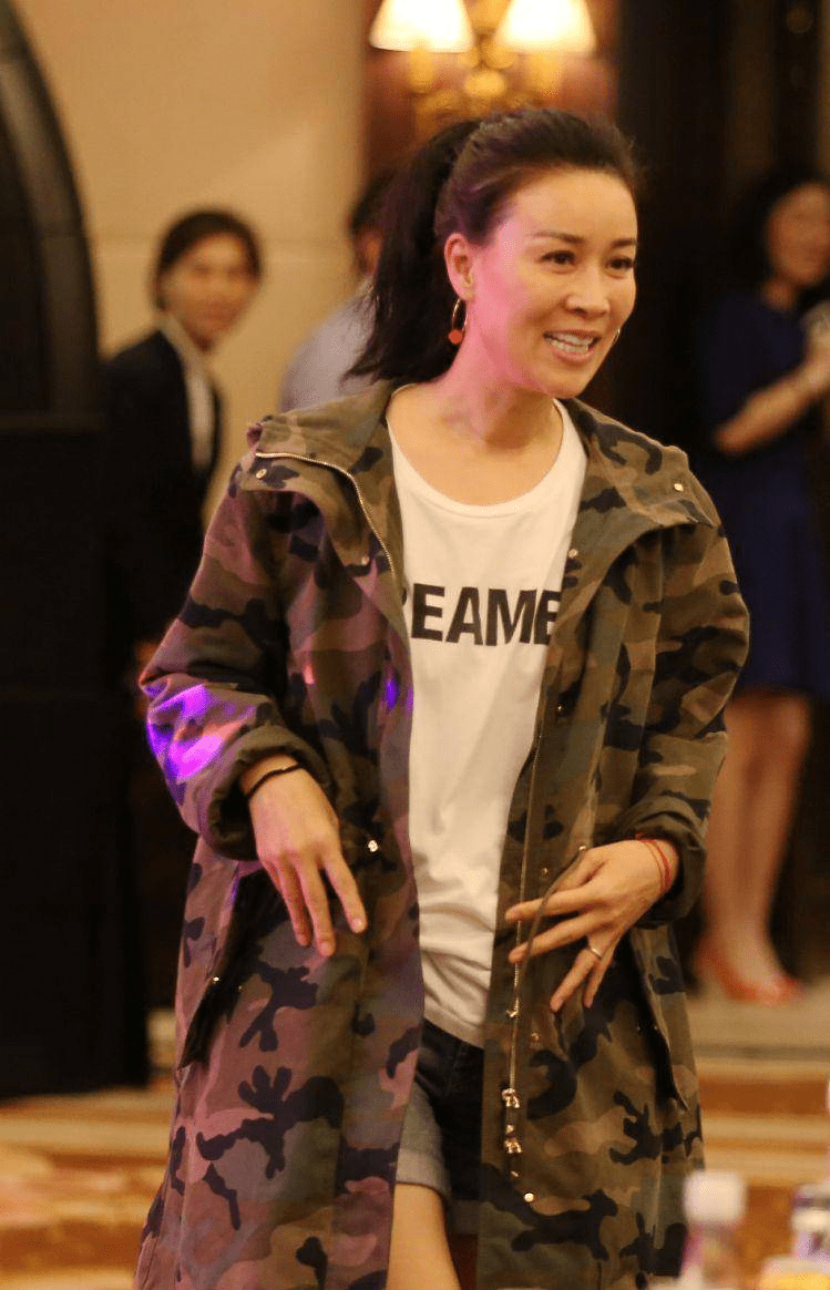 希望湖南卫视能够给出更加合理的解释,也希望那英能够尽快走出风波