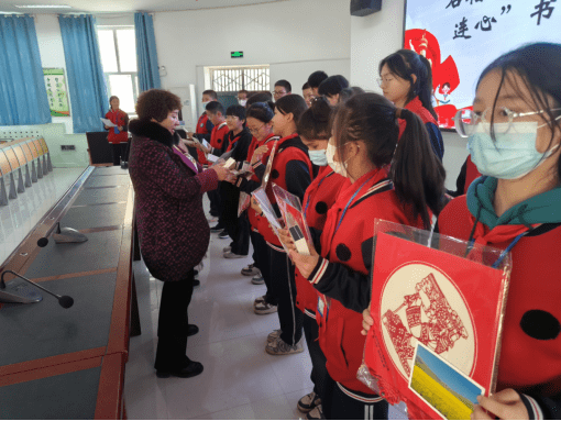 体意识】石榴籽一家亲 冀疆少年心连心尉犁县第一中学校长许佳玲表示