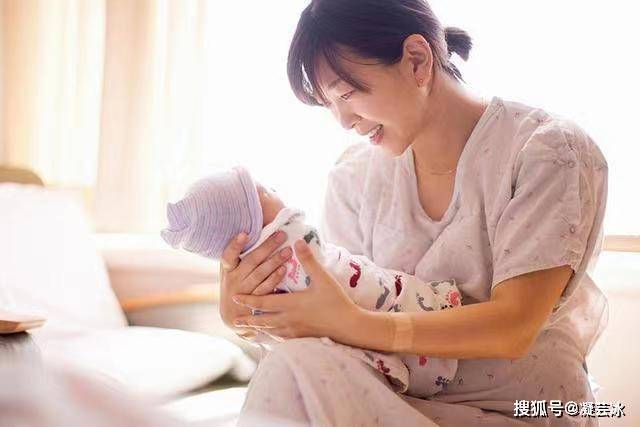 因為母乳水分含量高達90%,而奶粉只要按比例沖泡,基本也能滿足寶寶