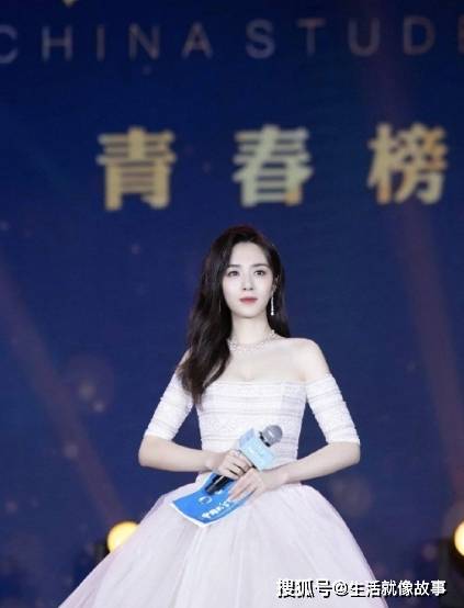 王晓晨的白色抹胸裙造型,饱满身材与优雅气质完美融合_礼服_低调_纱裙