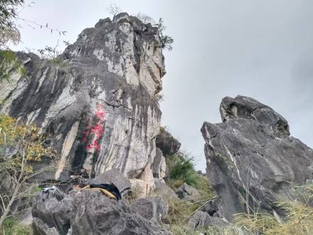 聚龍洞景區〕位於蘋塘鎮〔瀧州泉耕新村〕位於蘋塘鎮〔蘋塘石山峰林