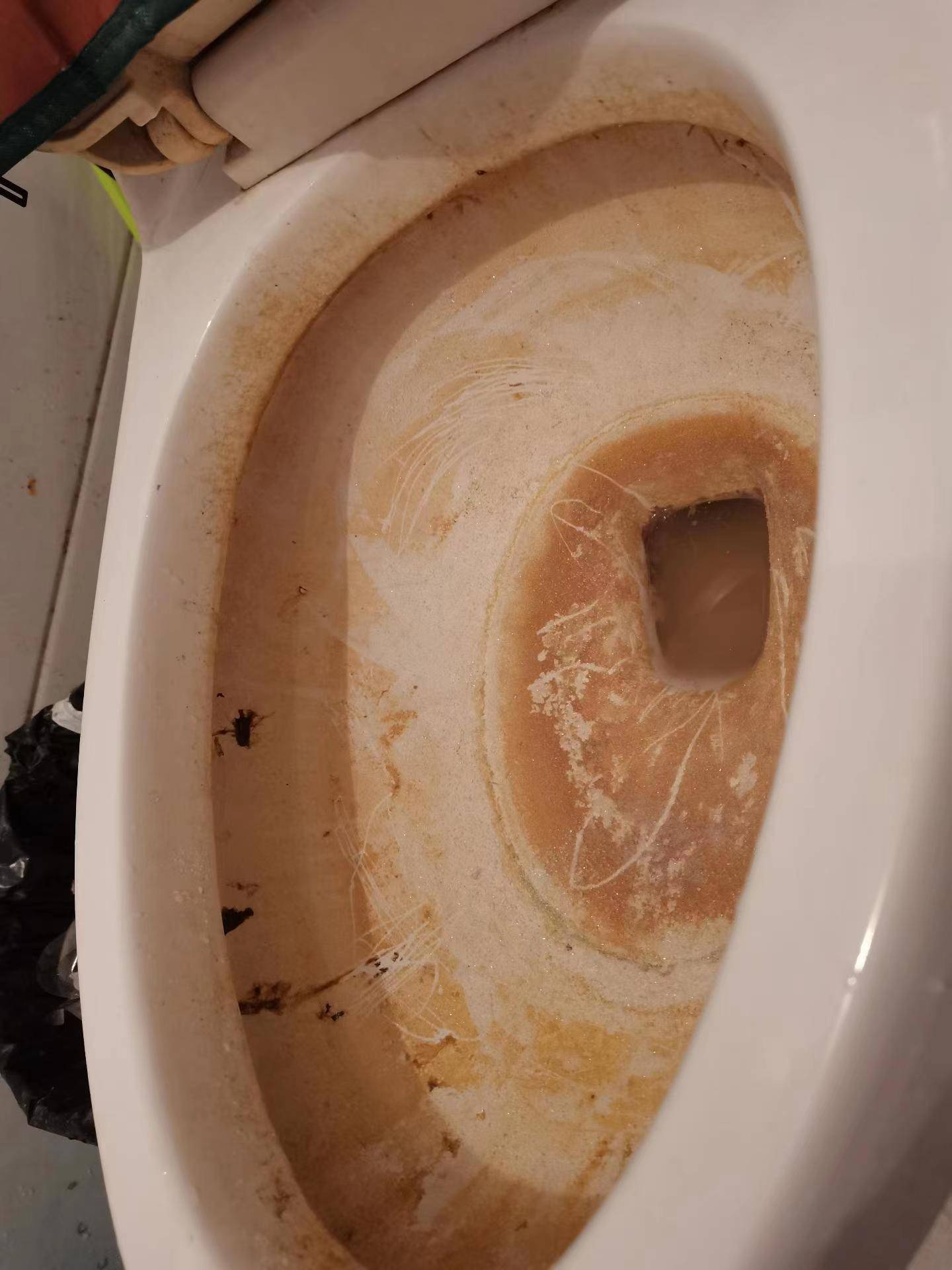 马桶卫生间便池尿碱尿垢太厚太硬怎么清除