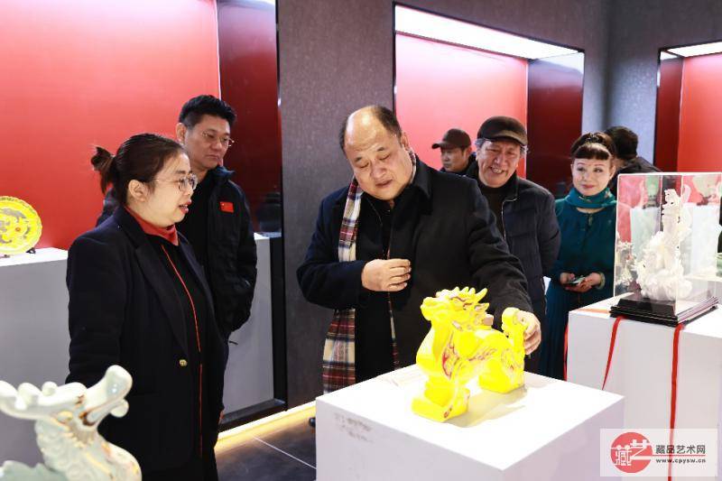 北京陶瓷藝術館館長陳美霞女士在致辭中熱情歡迎藝術家們來館參觀指導