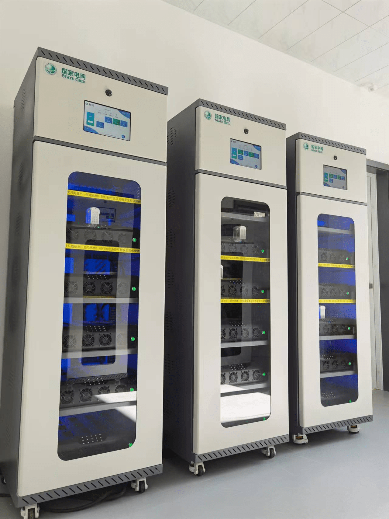 智能充电柜内部配备了电池管理系统,能够监测和控制充电过程中的电流