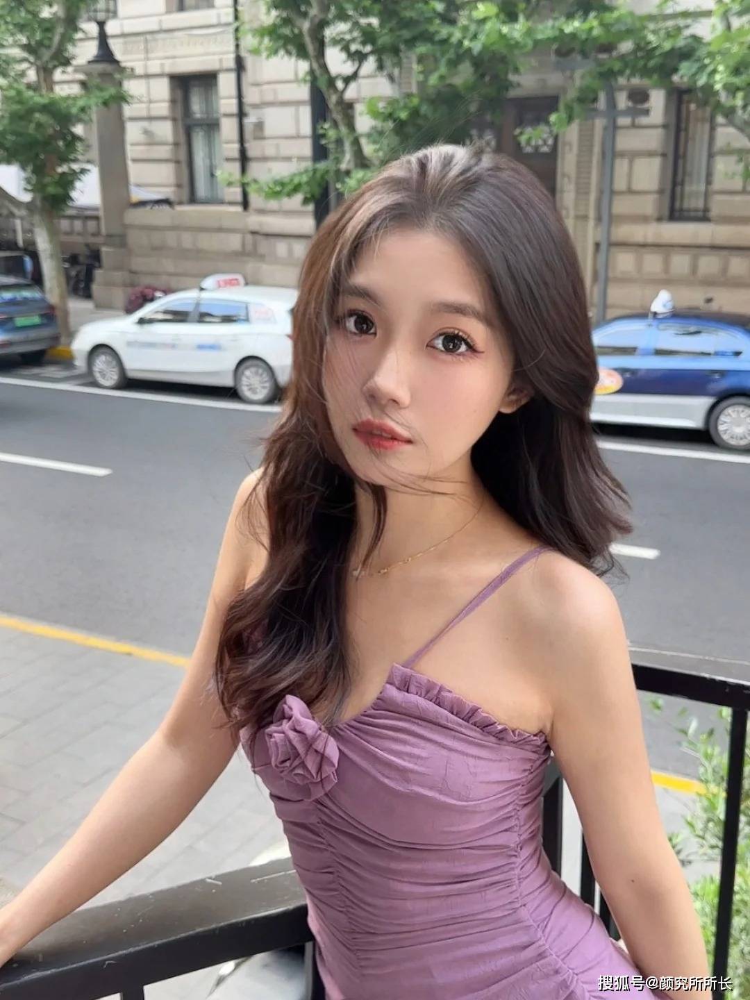 香肩外露,紫色性感低胸吊带尤物的街拍风采_美女_气质_写真