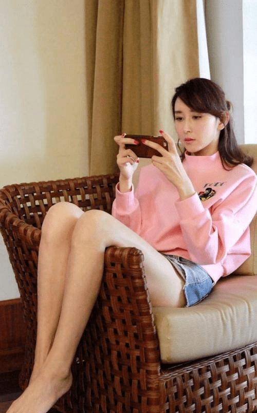 揭秘胡静:颜值与演技齐飞,如何成为娱乐圈新宠儿?_身材_魅力_个性