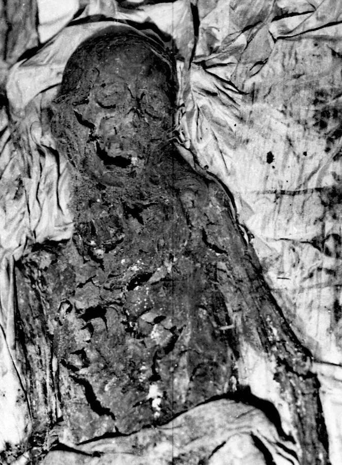 慈禧遗骸清理小组用她身下的如意板将遗体从棺中抬出,放在地宫的地面