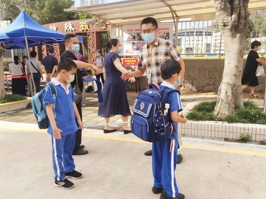 盲高三柯泽伟同学也是妈妈送来的,泽伟妈妈说,孩子很期待返回学校,和