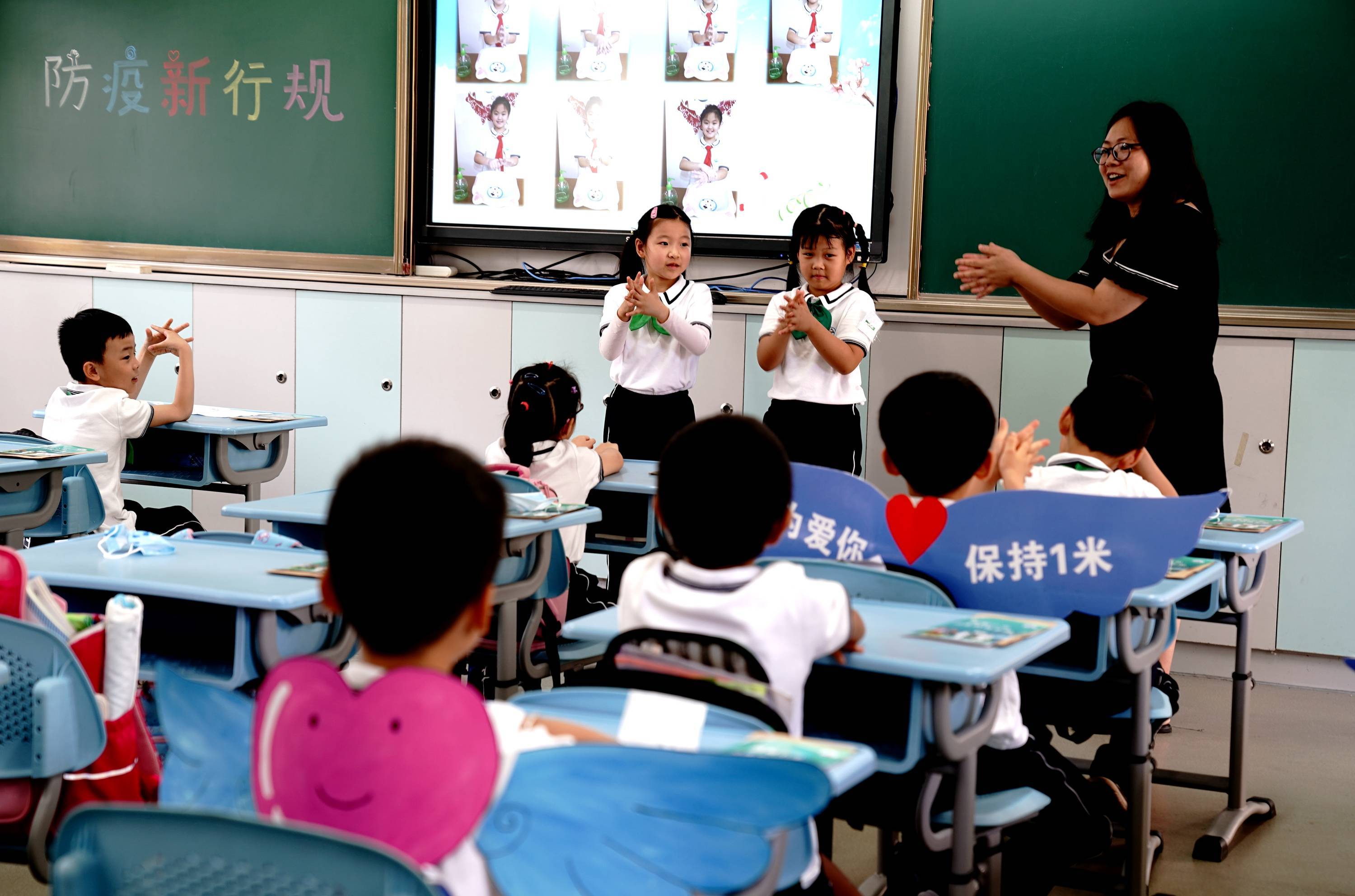 上海小学低年级学生返校开学