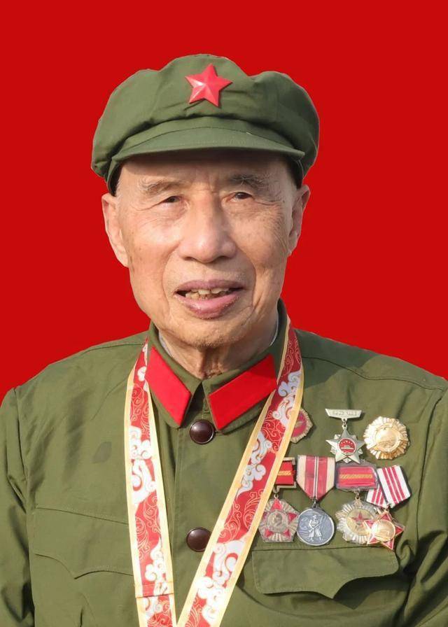 英雄老兵进军营忆往昔话初心