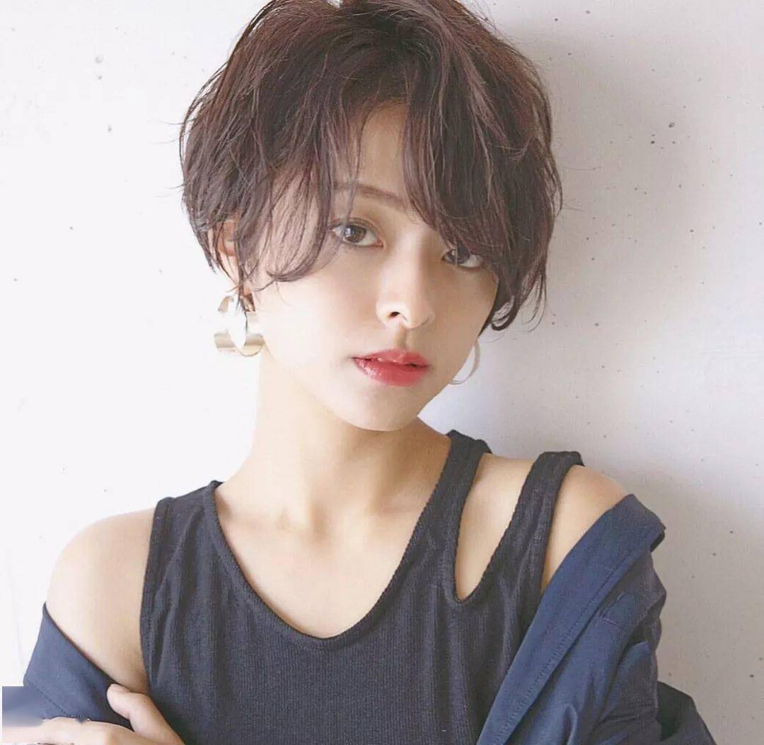 烫过的短发明显显得更有蓬松感,  头发少的妹子烫发更显发量
