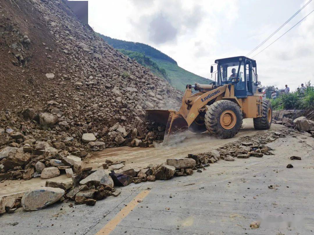 特别关注▏g355国道都阳路段因水毁塌方受阻公路部门正在抢修