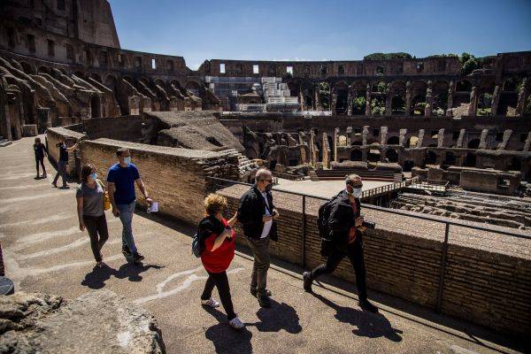 1日,重新开放的意大利罗马斗兽场迎来首批游客.(法国希帕图片社)