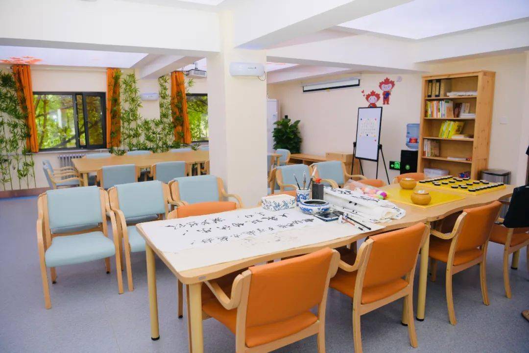 餐厅内,不仅提供用餐服务,还设置了助浴区,理发区,理疗室,无障碍设施