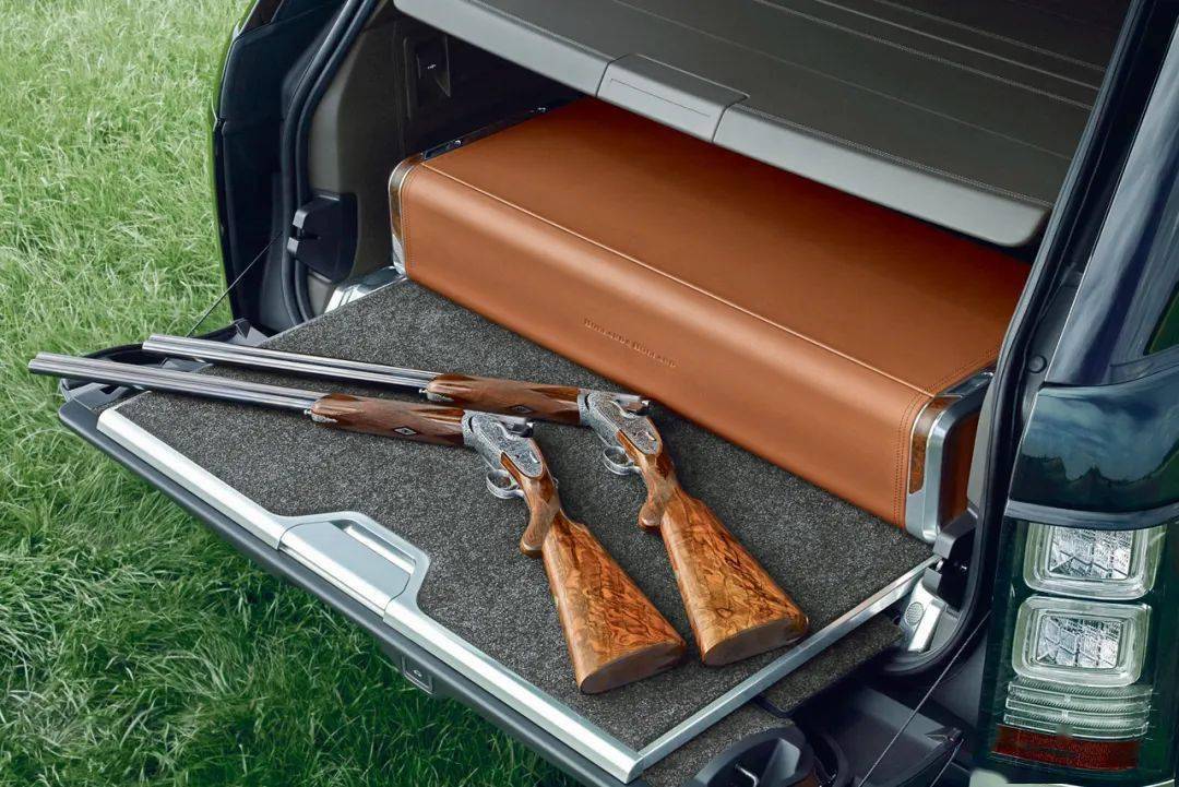 无论是车漆,中控,细节,都与 holland & holla