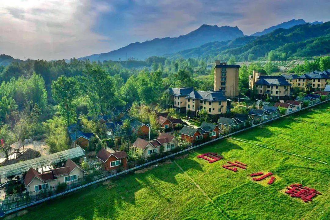 资料图小镇内错落有致的木屋,悠然矗立周边美景如画,空气清新,泉水