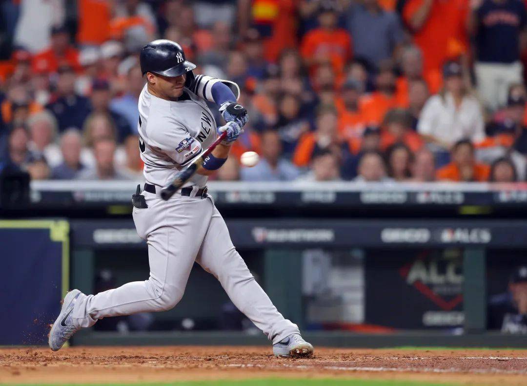 事情是这样的,在02年年底,扬基与红袜同时想签一位在当时大有光景的